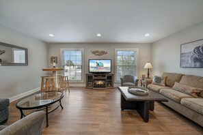 Smart TV, books - EVENTIDE on Chincoteague Island! (Chincoteague Island)