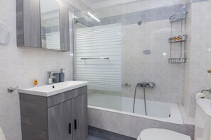 Bathroom - Home Away from Home 2 Bd Apt in Zografou (Zografos)