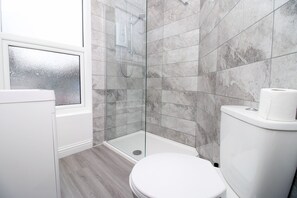 Apartment | Bathroom - Caxton Place by Tŷ SA (Newport)