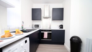 Appartement | Privékeuken | Een koelkast/vriezer, een magnetron, een oven, een kookplaat