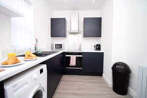 Apartment | Private kitchen - Caxton Place by Tŷ SA (Newport)
