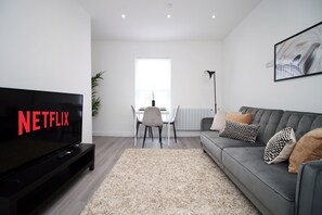 Apartment | Living area - Caxton Place by Tŷ SA (Newport)