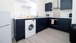 Appartement | Privékeuken | Een koelkast/vriezer, een magnetron, een oven, een kookplaat