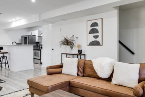 Smart TV - Large Home, 2 Blocks from Lake/ Park, Outdoor Dining + Parking (Richmond)