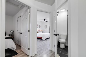 3 bedrooms, desk, travel crib, WiFi - Large Home, 2 Blocks from Lake/ Park, Outdoor Dining + Parking (Richmond)