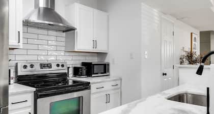 Large Home, 2 Blocks from Lake/ Park, Outdoor Dining + Parking