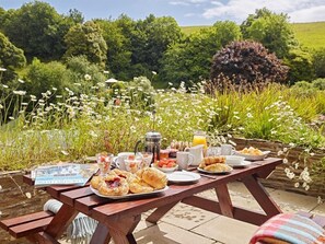 Outdoor dining - Meavy Barn (Totnes)