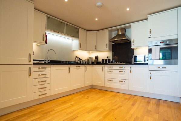 Kjøleskap, mikrobølgeovn, ovn og kokeplater