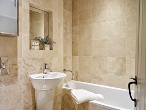 Deep-soaking bathtub