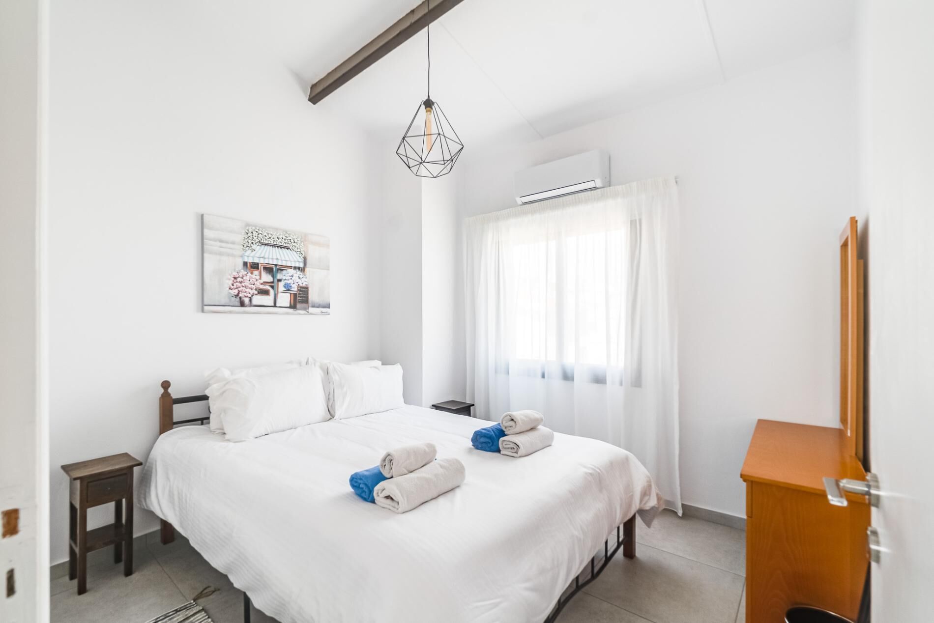 2 bedrooms, iron/ironing board, WiFi