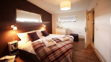 Cottage | 3 bedrooms, iron/ironing board, free cribs/infant beds, bed sheets