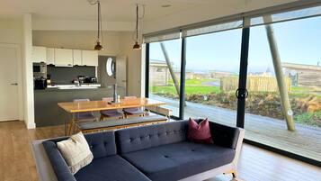 Cottage | Ruang tamu | TV LCD, pendiangan