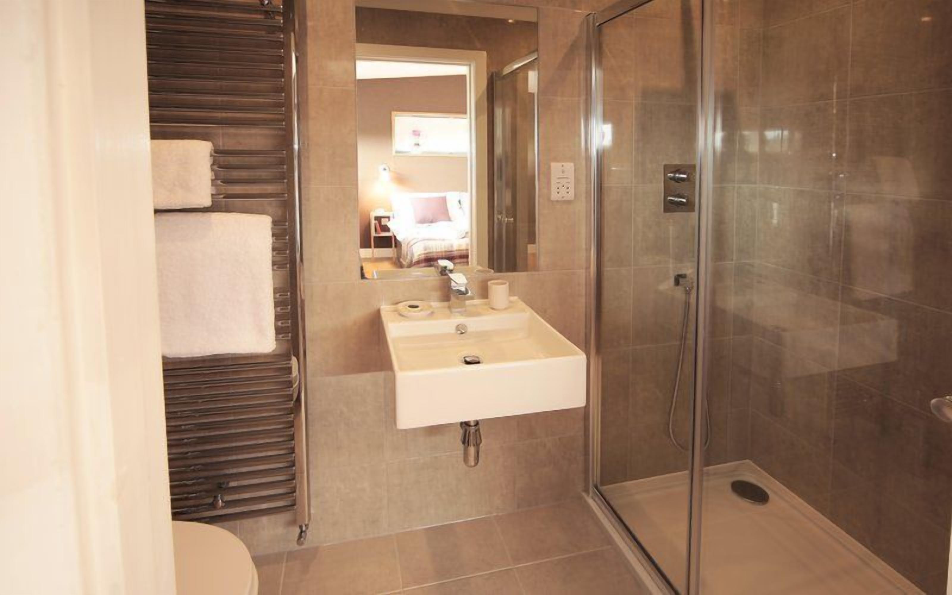 تجهيزات دش، مجففات شعر، مناشف، صابون