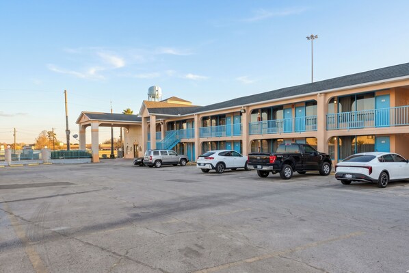 Free self parking - Executive Inn & Suites Lufkin US 59 (Lufkin)