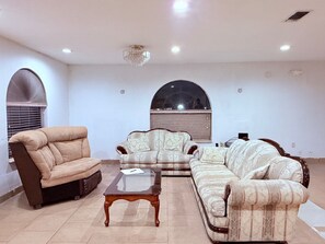 Lobby sitting area - Executive Inn & Suites Lufkin US 59 (Lufkin)