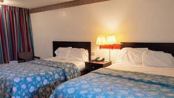 Escritorio, wifi gratis y ropa de cama