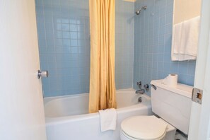 Free toiletries, towels - Executive Inn & Suites Lufkin US 59 (Lufkin)