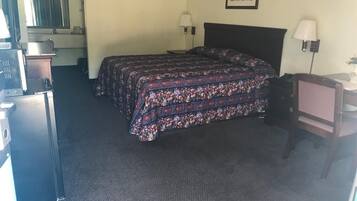 Enkeltrom – basic | Blendingsgardiner, strykejern/-brett og wi-fi (inkludert)