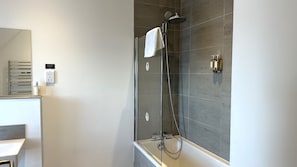 Cottage | Bathroom | Shower, deep soaking tub, hair dryer, towels - Northstar 1 (Wick)