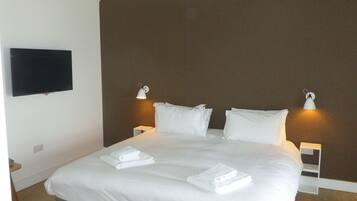 1 bedroom, bed sheets