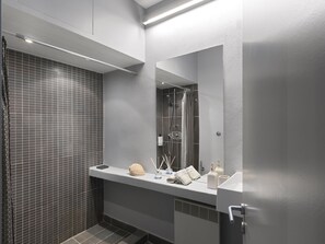 Deluxe Villa | Bathroom | Shower, hair dryer, towels