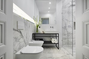 Apartamento luxo | Banheiro | Chuveiro, secador de cabelo, toalhas de banho, sabonete