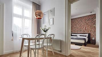 Apartamento superior, 1 habitación | 1 dormitorio, tabla de planchar con plancha, wifi gratis y ropa de cama