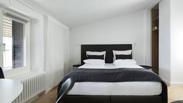 1 habitación, tabla de planchar con plancha, wifi gratis y ropa de cama