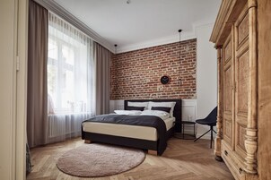 Tabla de planchar con plancha, wifi gratis y ropa de cama
