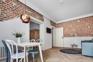 Apartamento superior, 1 quarto | Área de estar | TV de tela plana