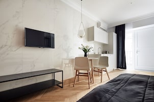 Tabla de planchar con plancha, wifi gratis y ropa de cama