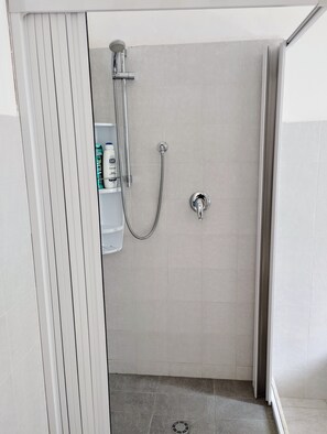 Dusche, Haartrockner, Bidet, Handtücher