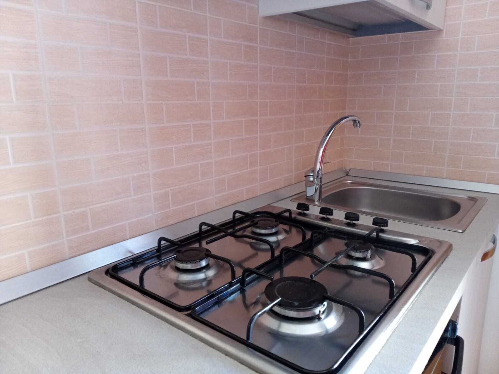 Een koelkast, een oven, een kookplaat, een koffiezetapparaat/waterkoker