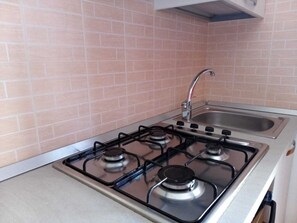 Fridge, oven, stovetop, coffee/tea maker - Appartamenti Blu Mare "SCOPELLO" situeted in a strategic position (Castellammare del Golfo)