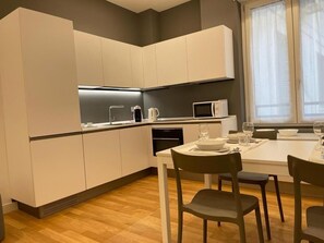 Perhehuoneisto | Yksityinen keittiö | Täysikokoinen jääkaappi, mikroaaltouuni, uuni, liesi