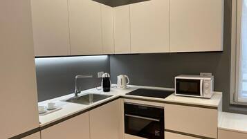 Appart'hÎtel Deluxe, 2 chambres | Cuisine privée | Grand réfrigérateur, micro-ondes, four, plaque de cuisson