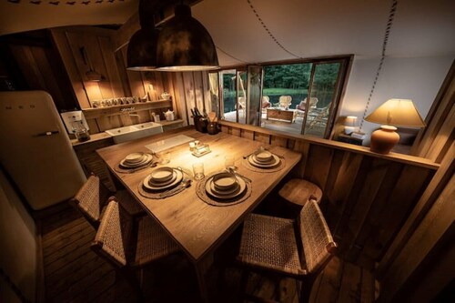 Charming . A Cottage in the Middle of the Woods