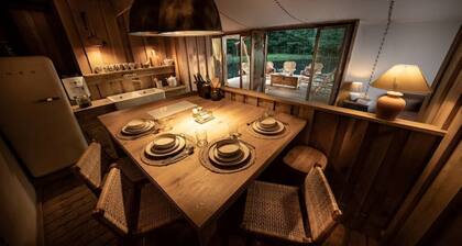 Charming . A Cottage in the Middle of the Woods