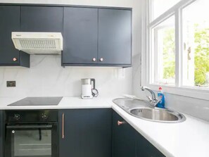 Fridge, microwave, oven, toaster - Cosy West London flat – Discover & Live London - Pass the Keys (London)