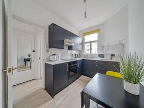 Fridge, microwave, oven, toaster - Cosy West London flat – Discover & Live London - Pass the Keys (London)