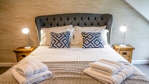 2 habitaciones, tabla de planchar con plancha y ropa de cama 