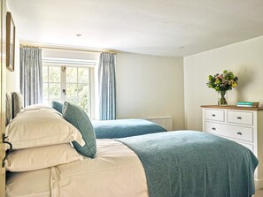 Cottage | 2 bedrooms, iron/ironing board, bed sheets - Coach House (Totnes)