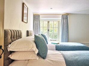 Cottage | 2 bedrooms, iron/ironing board, bed sheets - Coach House (Totnes)