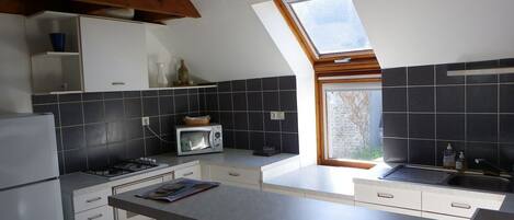 Réfrigérateur, micro-ondes, four, plaque de cuisson