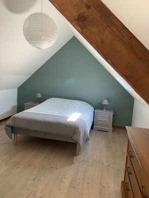 2 chambres, fer et planche à repasser, lit parapluie, Wi-Fi