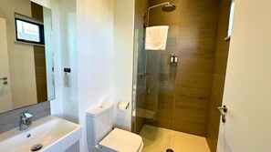 Chaumière | Salle de bain | Douche, séchoir à cheveux, serviettes fournies