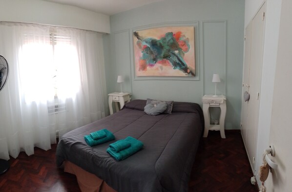 2 habitaciones, escritorio, tabla de planchar con plancha y wifi gratis 