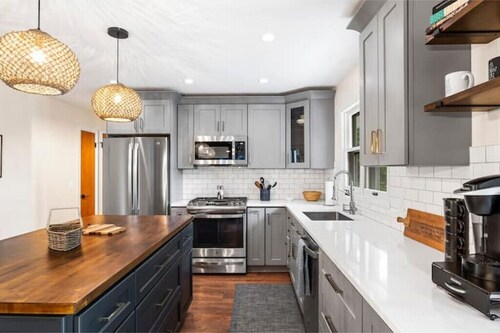 Lake views and minutes from Lawsonia Golf Course and downtown Green Lake.