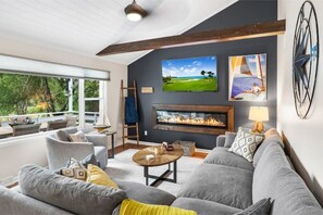 Smart TV, fireplace - Lake views and minutes from Lawsonia Golf Course and downtown Green Lake. (Green Lake)