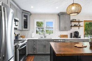 Fridge, microwave, oven, stovetop - Lake views and minutes from Lawsonia Golf Course and downtown Green Lake. (Green Lake)